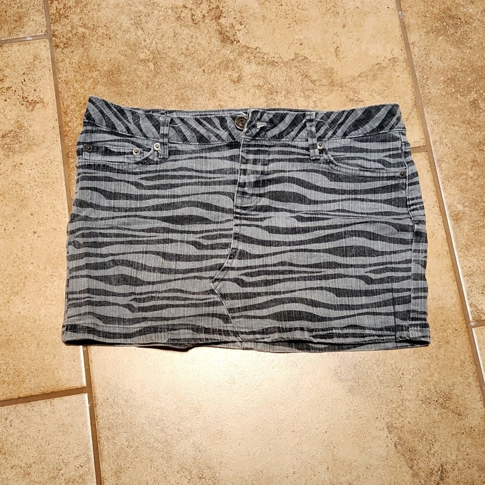 Bullhead zebra back denim skirt